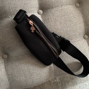 black workout fitness belt bag fanny pack